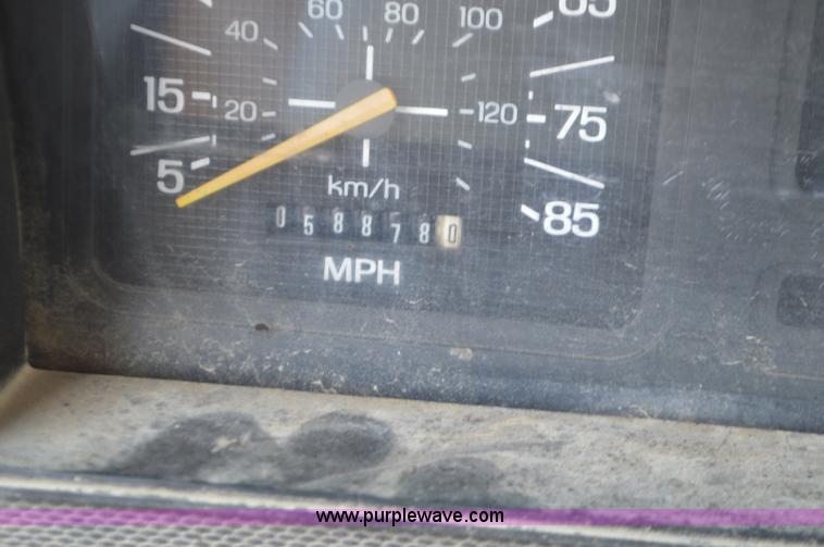 image for item J8695 1985 Ford F800 oil distributor truck