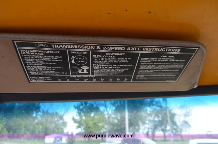 image for item J8695 1985 Ford F800 oil distributor truck