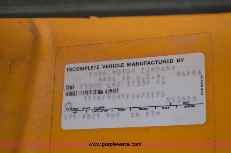 image for item J8695 1985 Ford F800 oil distributor truck