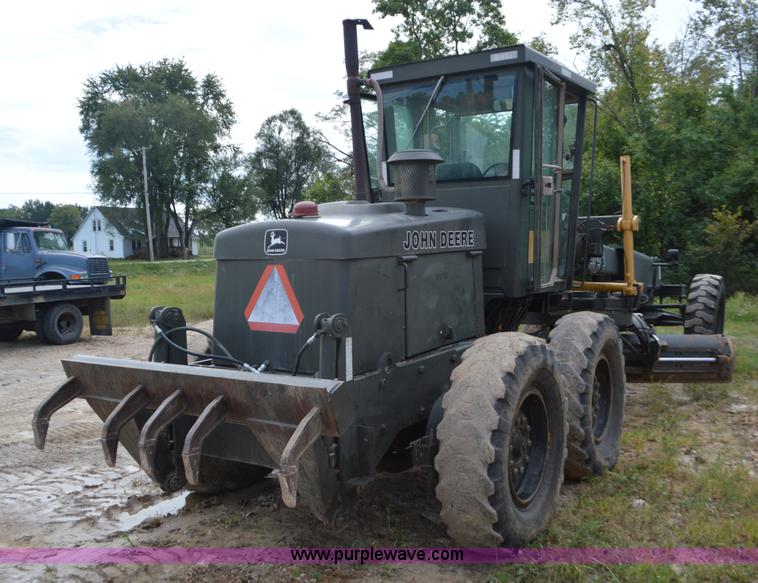 image for item J8696 1988 John Deere 570B motor grader