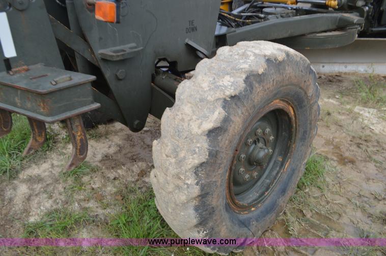 image for item J8696 1988 John Deere 570B motor grader