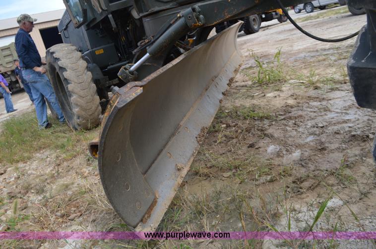 image for item J8696 1988 John Deere 570B motor grader