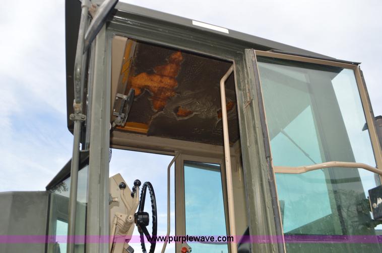 image for item J8696 1988 John Deere 570B motor grader