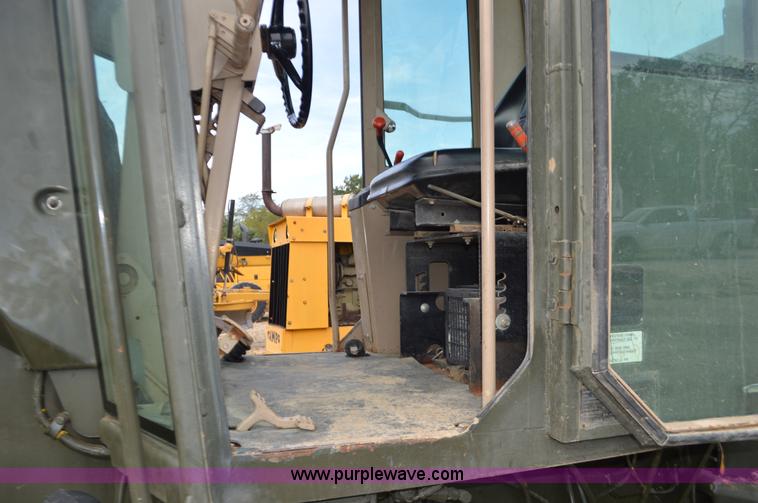 image for item J8696 1988 John Deere 570B motor grader