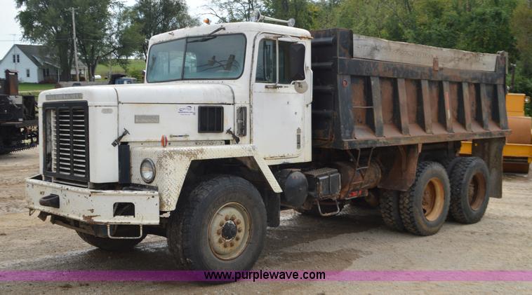 image for item J8699 1976 International Paystar 5000 dump truck