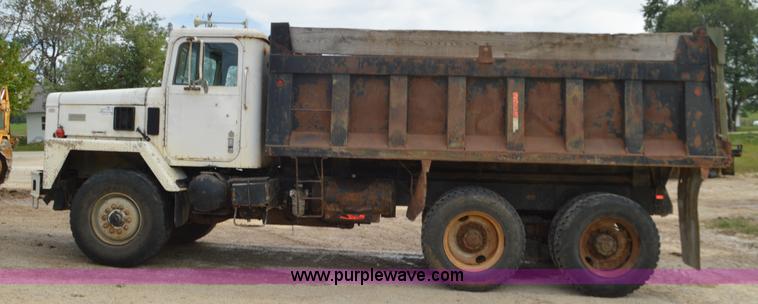 image for item J8699 1976 International Paystar 5000 dump truck