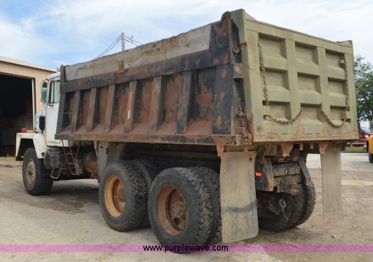 image for item J8699 1976 International Paystar 5000 dump truck