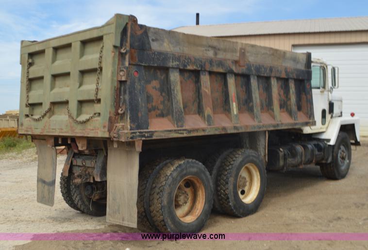 image for item J8699 1976 International Paystar 5000 dump truck