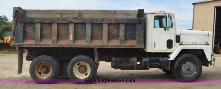 image for item J8699 1976 International Paystar 5000 dump truck