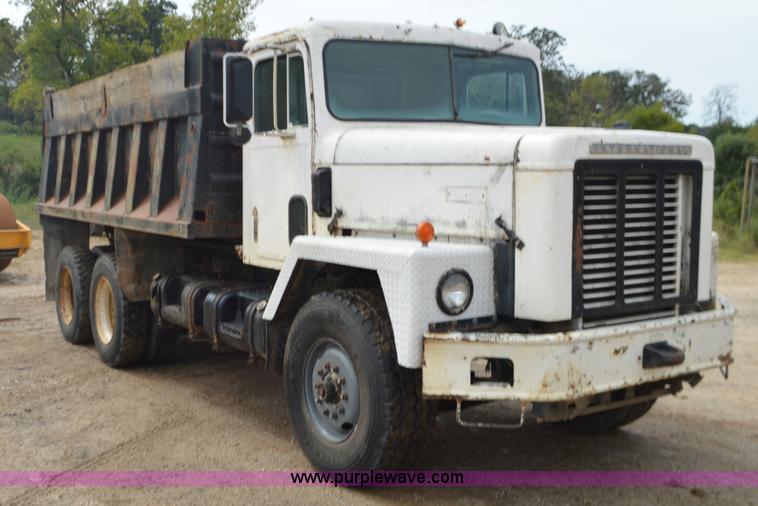 image for item J8699 1976 International Paystar 5000 dump truck