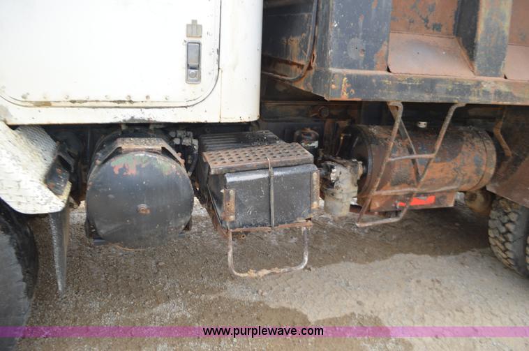 image for item J8699 1976 International Paystar 5000 dump truck