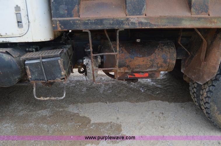 image for item J8699 1976 International Paystar 5000 dump truck