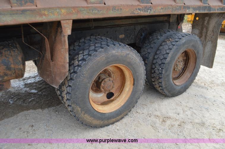 image for item J8699 1976 International Paystar 5000 dump truck