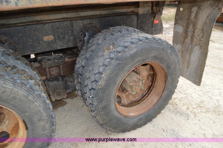 image for item J8699 1976 International Paystar 5000 dump truck