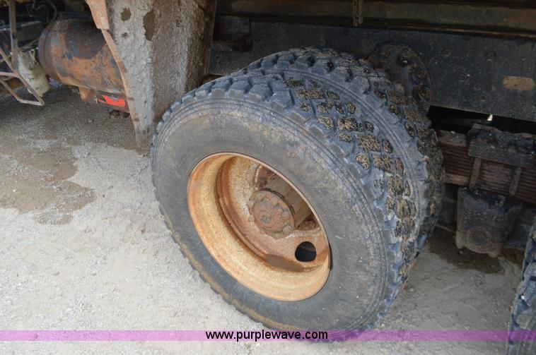 image for item J8699 1976 International Paystar 5000 dump truck