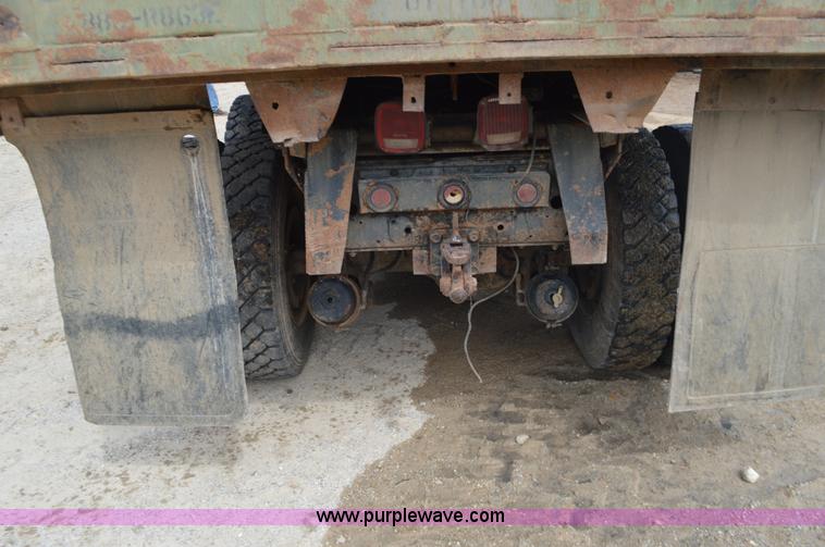 image for item J8699 1976 International Paystar 5000 dump truck