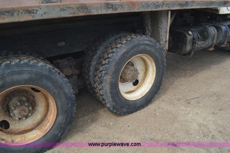 image for item J8699 1976 International Paystar 5000 dump truck