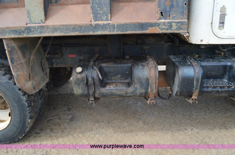 image for item J8699 1976 International Paystar 5000 dump truck