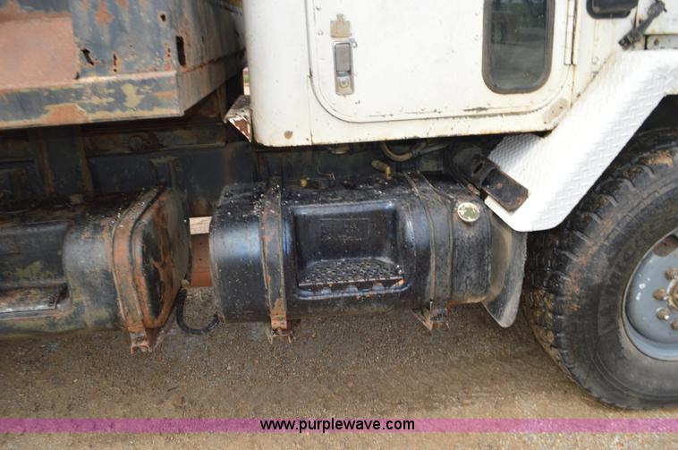 image for item J8699 1976 International Paystar 5000 dump truck