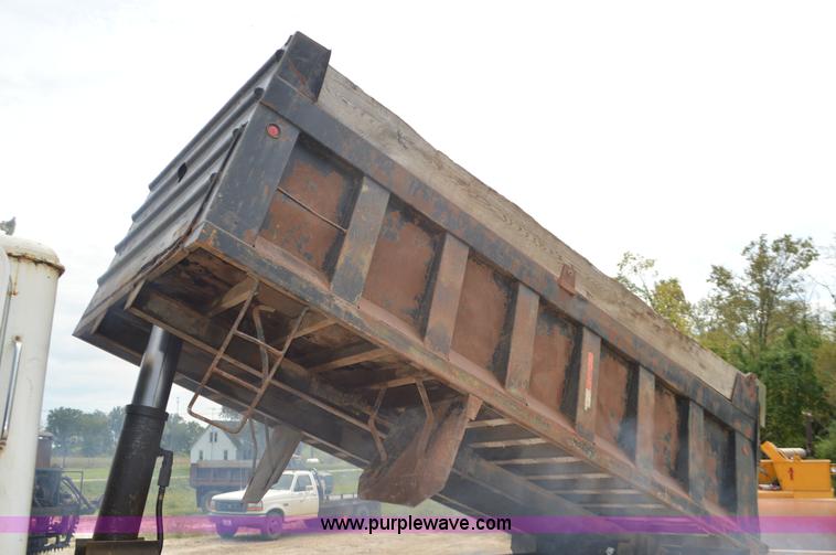 image for item J8699 1976 International Paystar 5000 dump truck