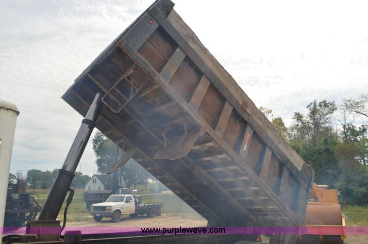 image for item J8699 1976 International Paystar 5000 dump truck