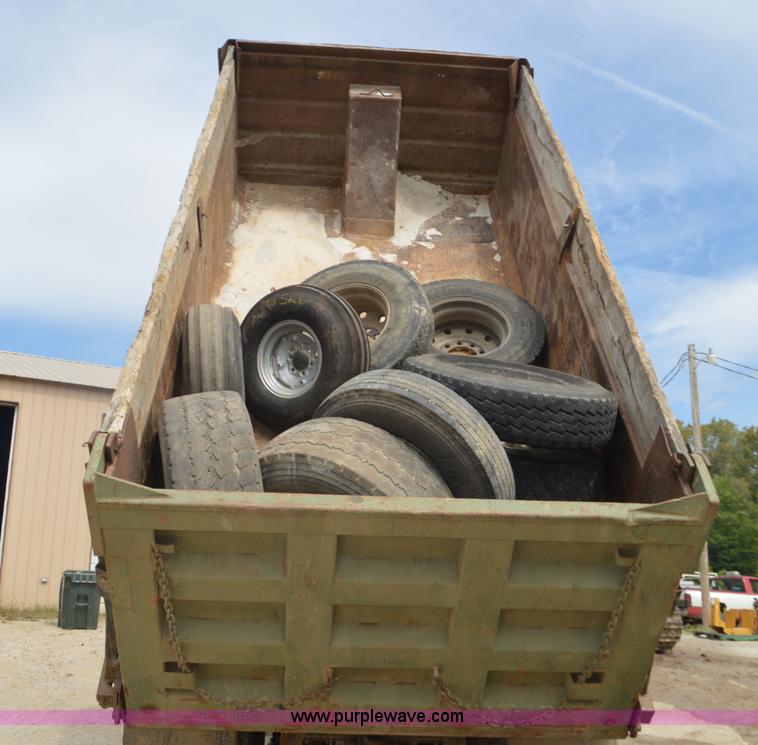 image for item J8699 1976 International Paystar 5000 dump truck