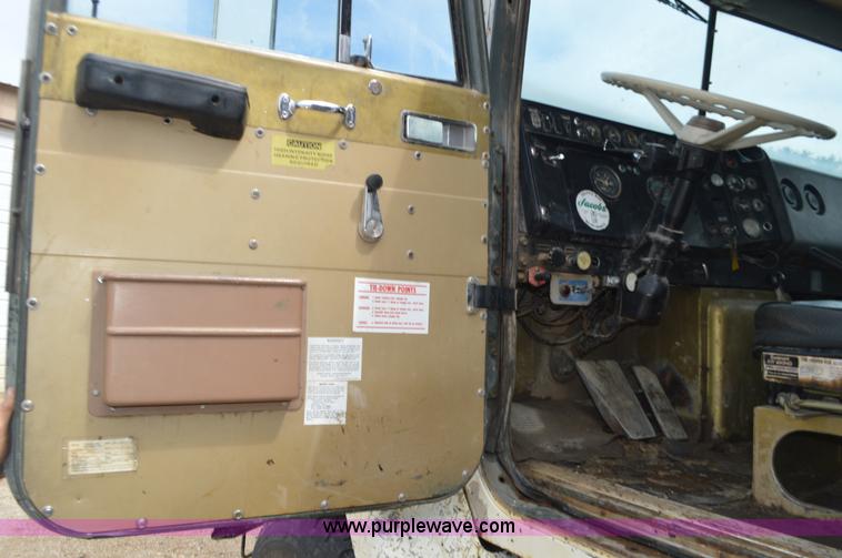 image for item J8699 1976 International Paystar 5000 dump truck