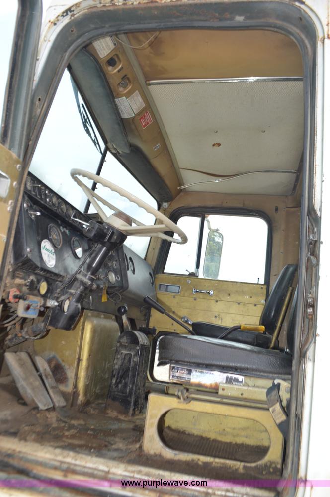 image for item J8699 1976 International Paystar 5000 dump truck