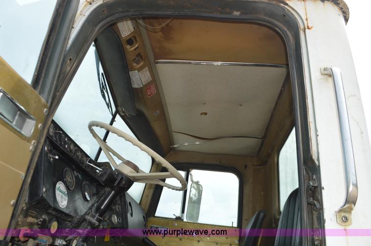 image for item J8699 1976 International Paystar 5000 dump truck