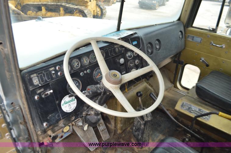 image for item J8699 1976 International Paystar 5000 dump truck