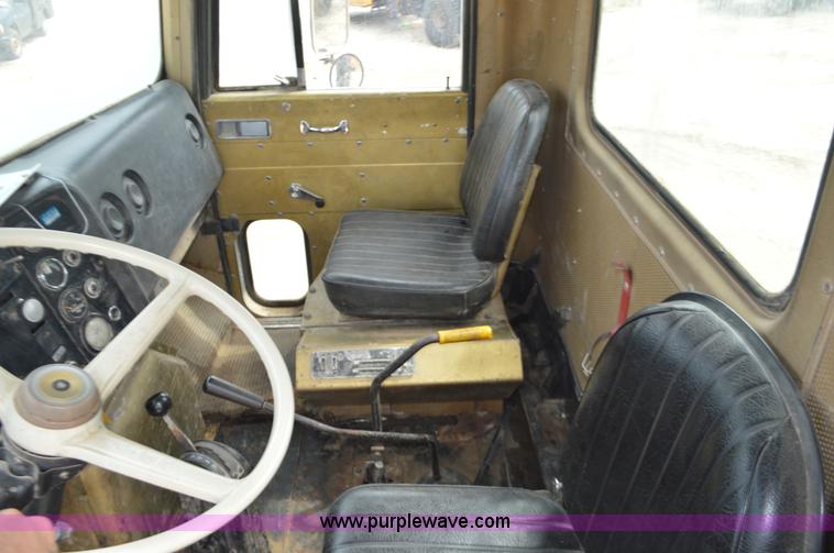 image for item J8699 1976 International Paystar 5000 dump truck