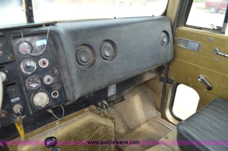 image for item J8699 1976 International Paystar 5000 dump truck