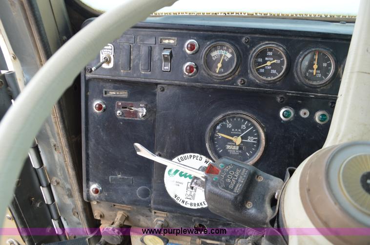 image for item J8699 1976 International Paystar 5000 dump truck