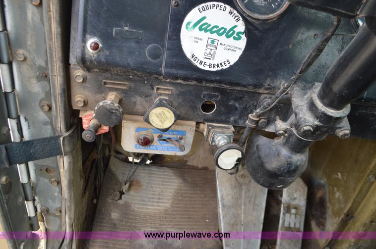 image for item J8699 1976 International Paystar 5000 dump truck