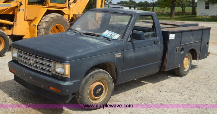 image for item J8701 1986 Chevrolet S10 pickup truck