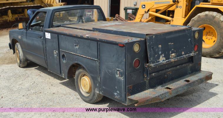 image for item J8701 1986 Chevrolet S10 pickup truck