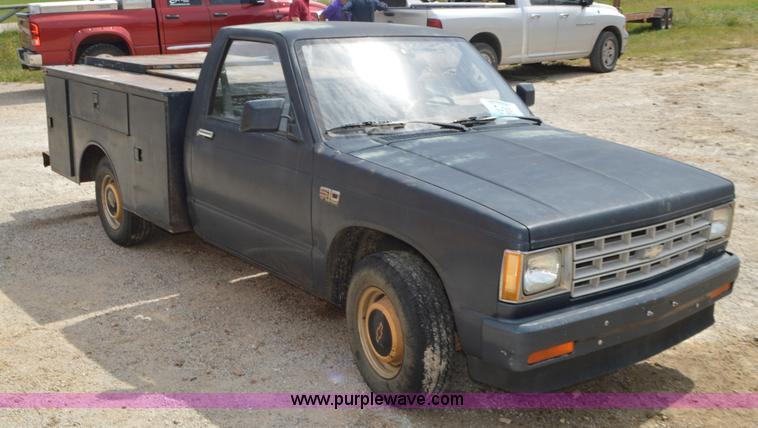 image for item J8701 1986 Chevrolet S10 pickup truck