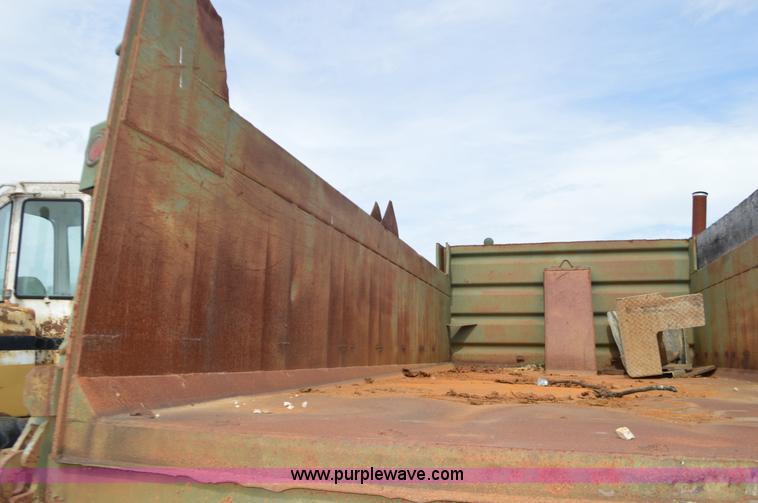 image for item J8702 1976 International Paystar 5000 dump truck