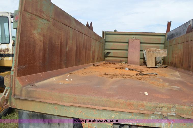 image for item J8702 1976 International Paystar 5000 dump truck