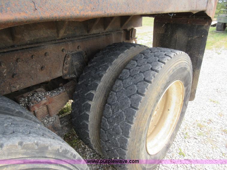 image for item J8704 1990 Freightliner FLC1124T dump truck