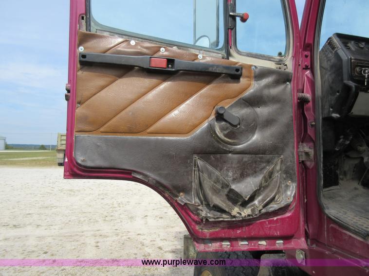 image for item J8704 1990 Freightliner FLC1124T dump truck