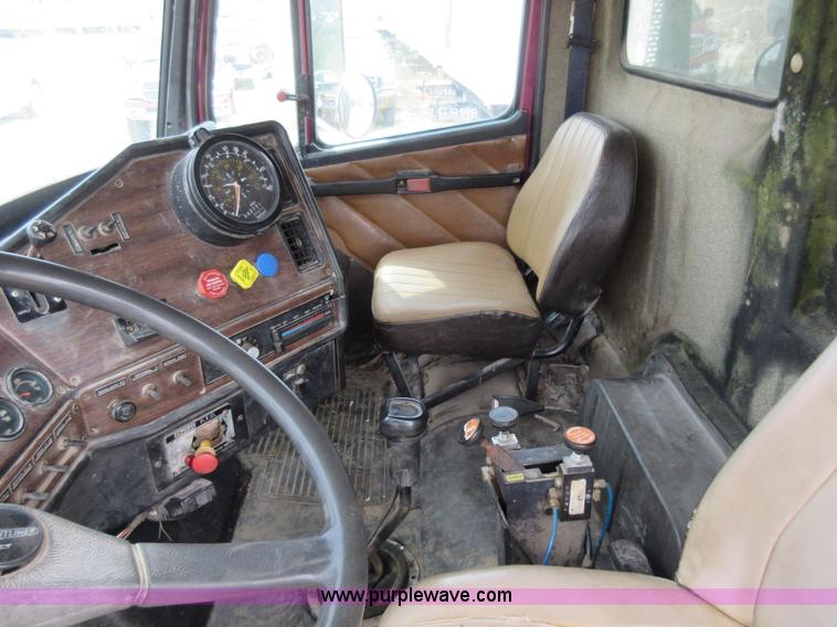 image for item J8704 1990 Freightliner FLC1124T dump truck