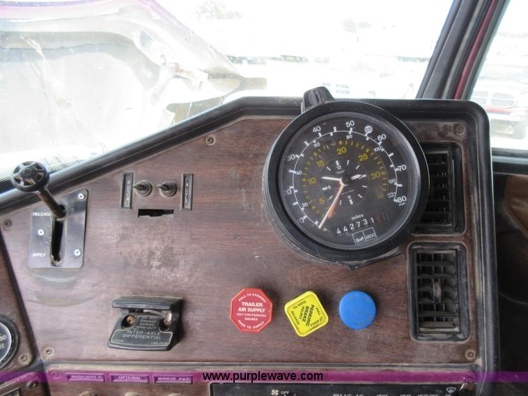 image for item J8704 1990 Freightliner FLC1124T dump truck