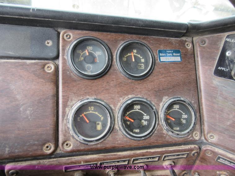 image for item J8704 1990 Freightliner FLC1124T dump truck