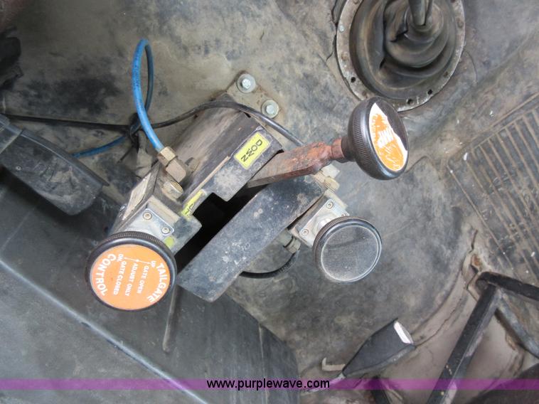 image for item J8704 1990 Freightliner FLC1124T dump truck