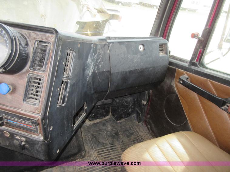 image for item J8704 1990 Freightliner FLC1124T dump truck