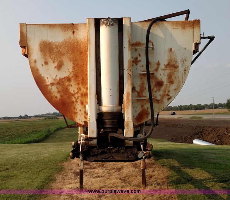 image for item K1135 1987 Clement end dump barrel trailer