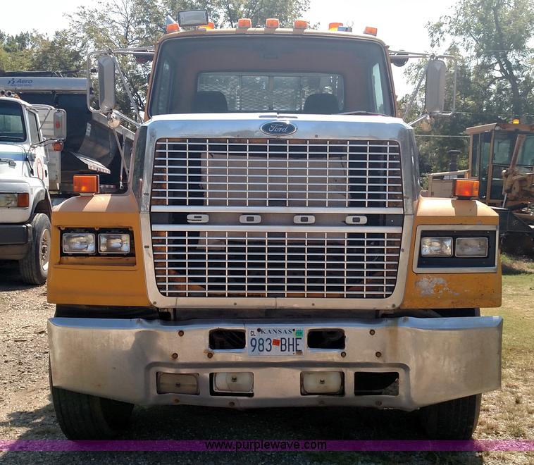 image for item K1172 1987 Ford LTL9000 semi truck