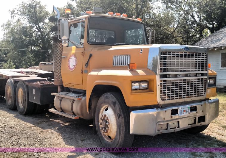 image for item K1172 1987 Ford LTL9000 semi truck