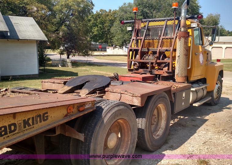image for item K1172 1987 Ford LTL9000 semi truck